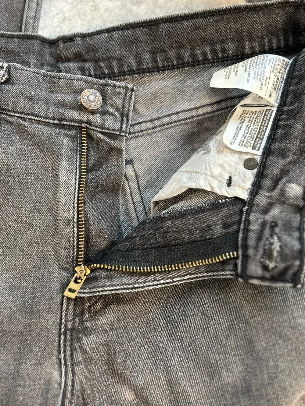 Levi’s 505 Men's Black Wash Straight Leg Jeans / 28” waist